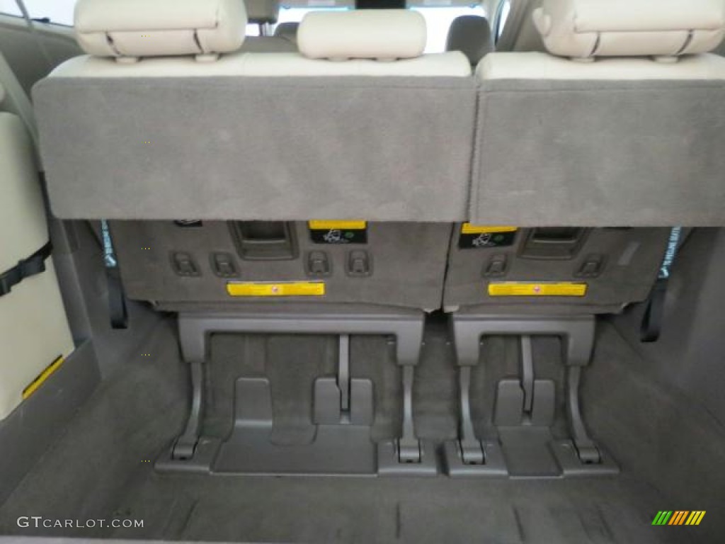 2011 Sienna XLE - Super White / Bisque photo #26