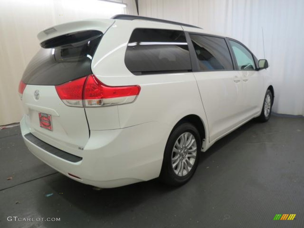 2011 Sienna XLE - Super White / Bisque photo #27