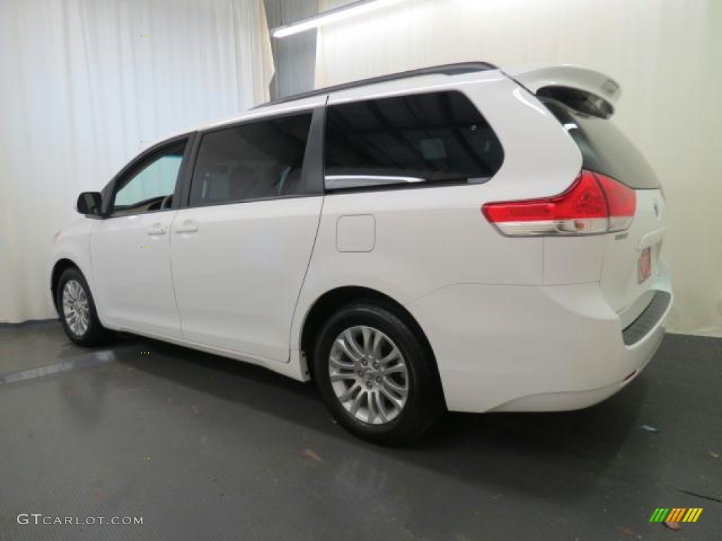 2011 Sienna XLE - Super White / Bisque photo #28