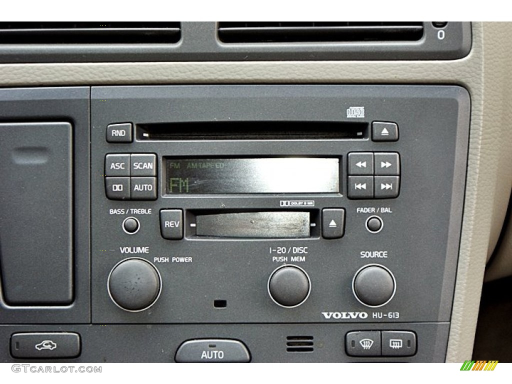 2001 Volvo V70 XC AWD Audio System Photos