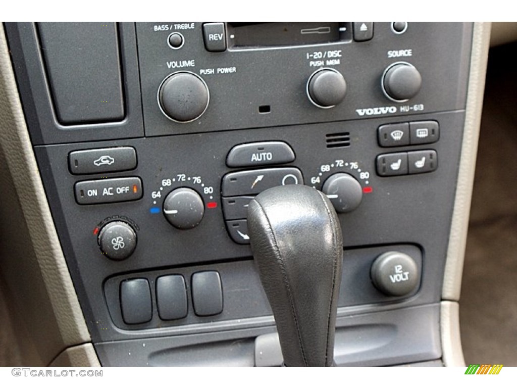 2001 Volvo V70 XC AWD Controls Photo #66129374
