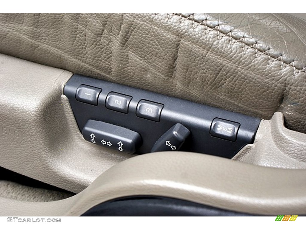 2001 Volvo V70 XC AWD Controls Photo #66129401