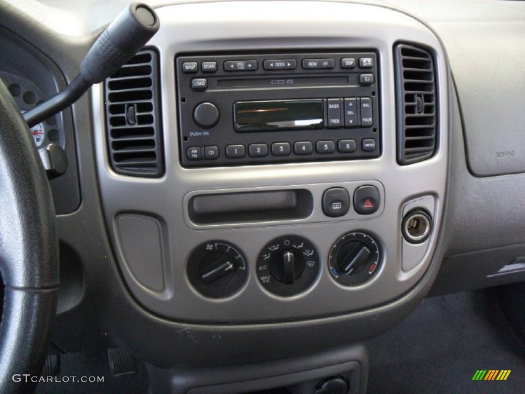 2004 Ford Escape XLT V6 Controls Photo #66130112
