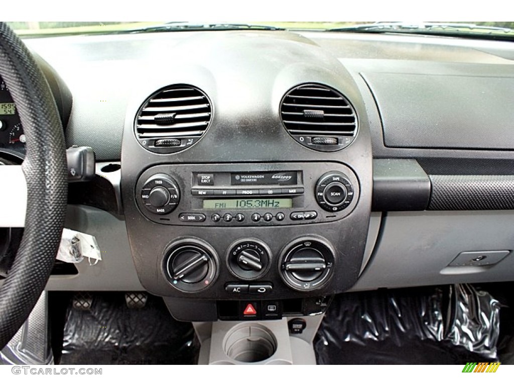 2001 Volkswagen New Beetle GLS Coupe Controls Photo #66132116