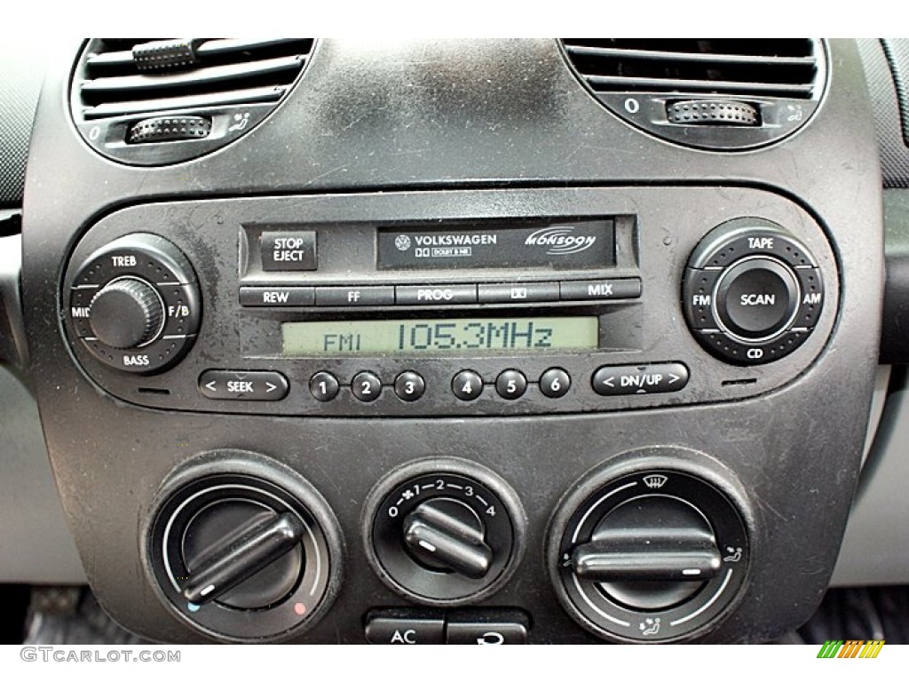 2001 Volkswagen New Beetle GLS Coupe Audio System Photo #66132152