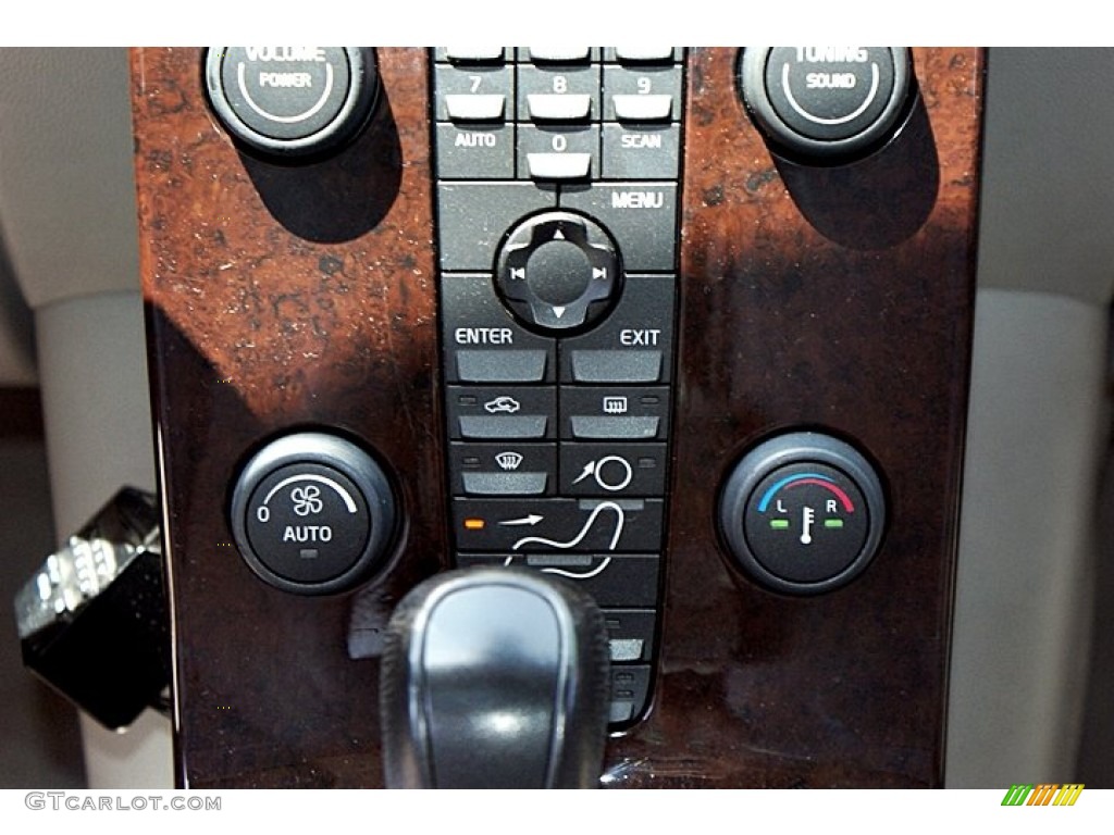 2005 Volvo S40 2.4i Controls Photo #66132617