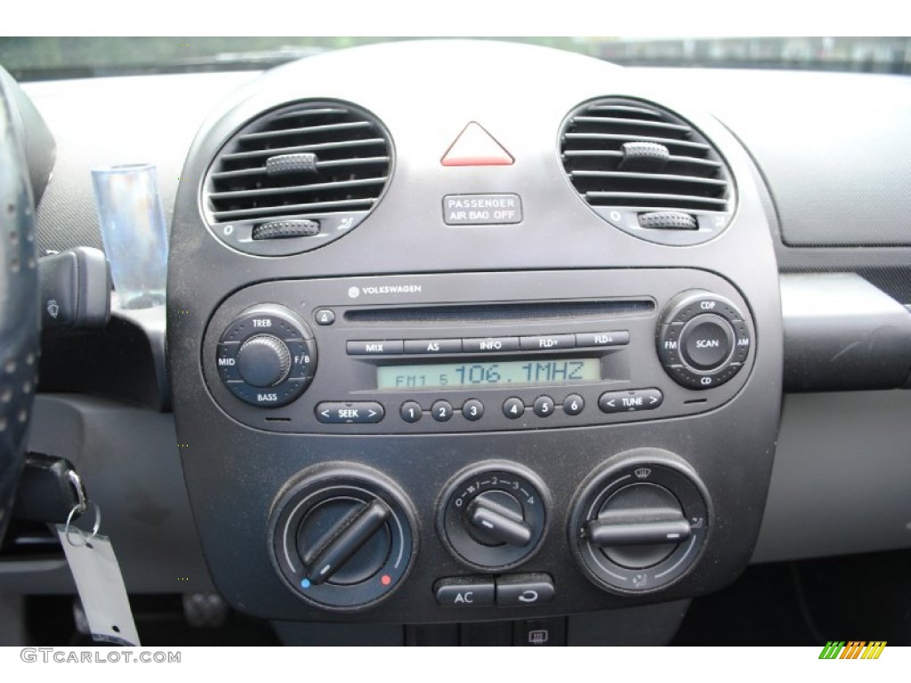 2004 Volkswagen New Beetle GL Convertible Controls Photos