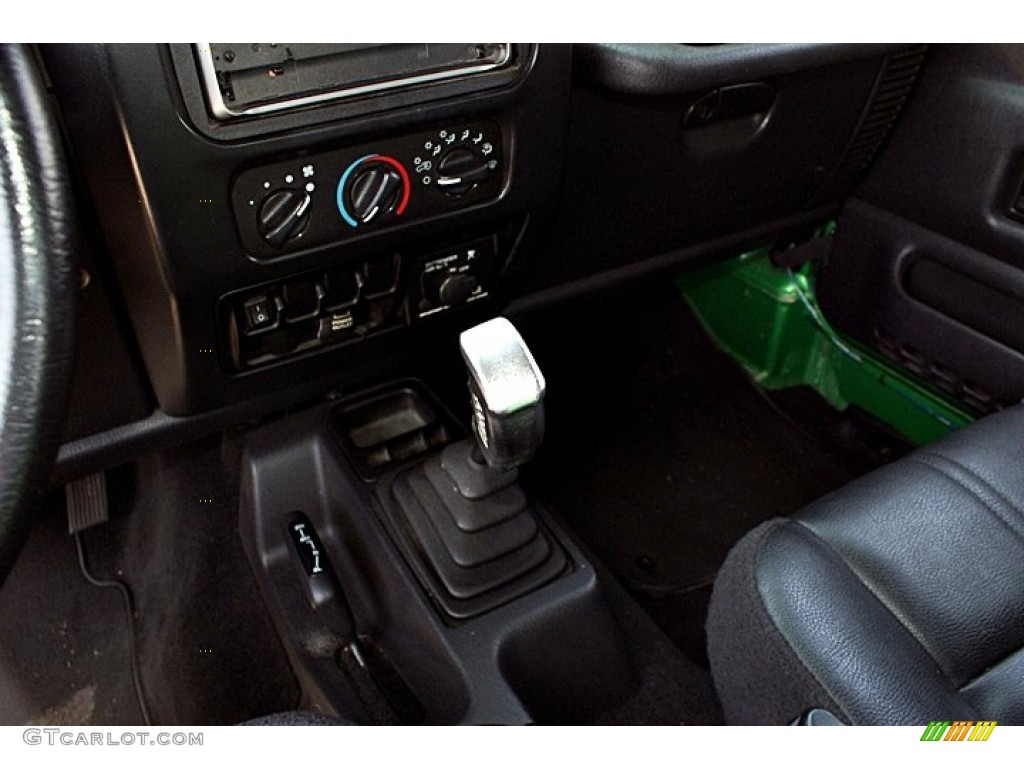 2004 Wrangler SE 4x4 - Electric Lime Green Pearl / Dark Slate Gray photo #25