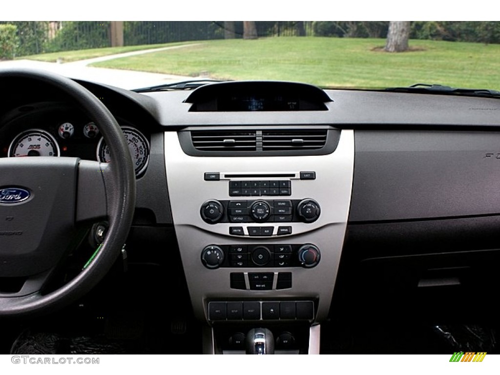 2010 Ford Focus SE Sedan Controls Photo #66152072