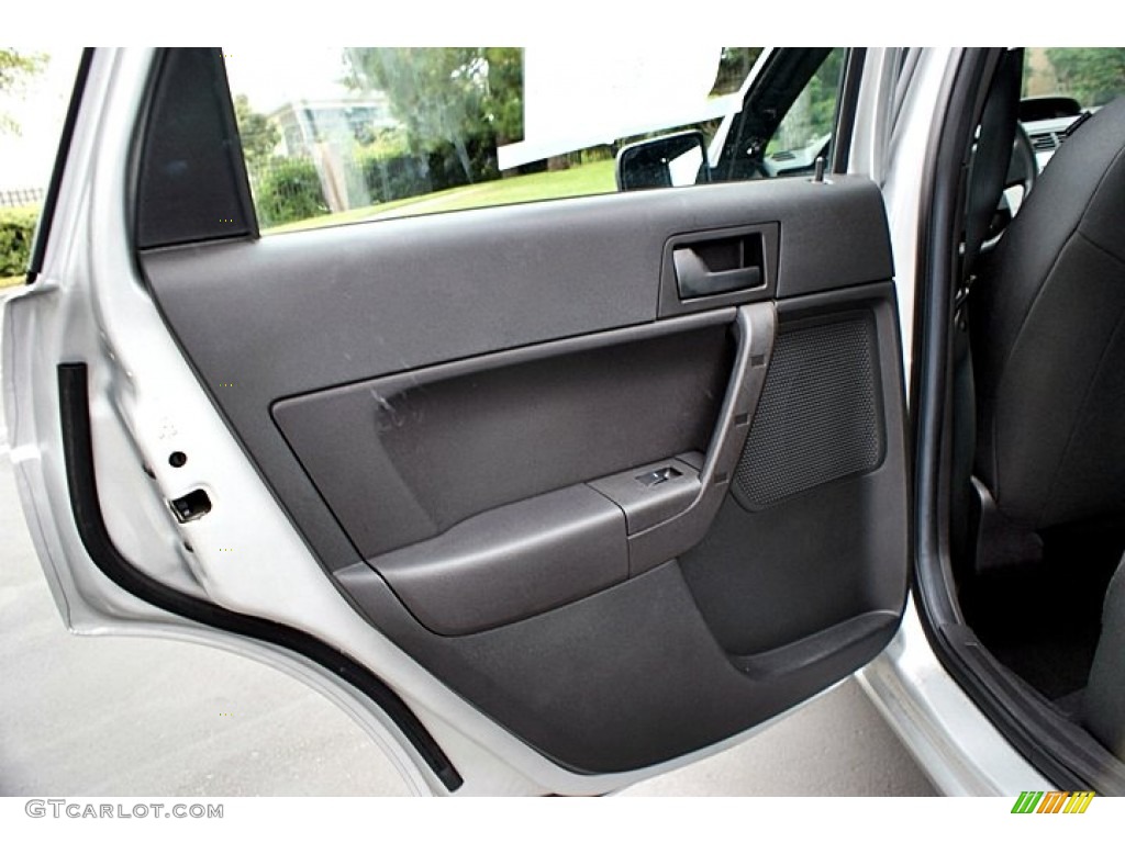 2010 Ford Focus SE Sedan Door Panel Photos
