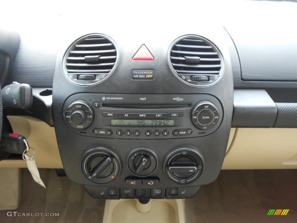 2006 Volkswagen New Beetle 2.5 Coupe Controls Photo #66154076