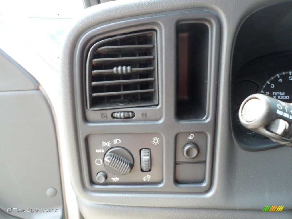 2005 Chevrolet Silverado 1500 LS Extended Cab Controls Photo #66170294