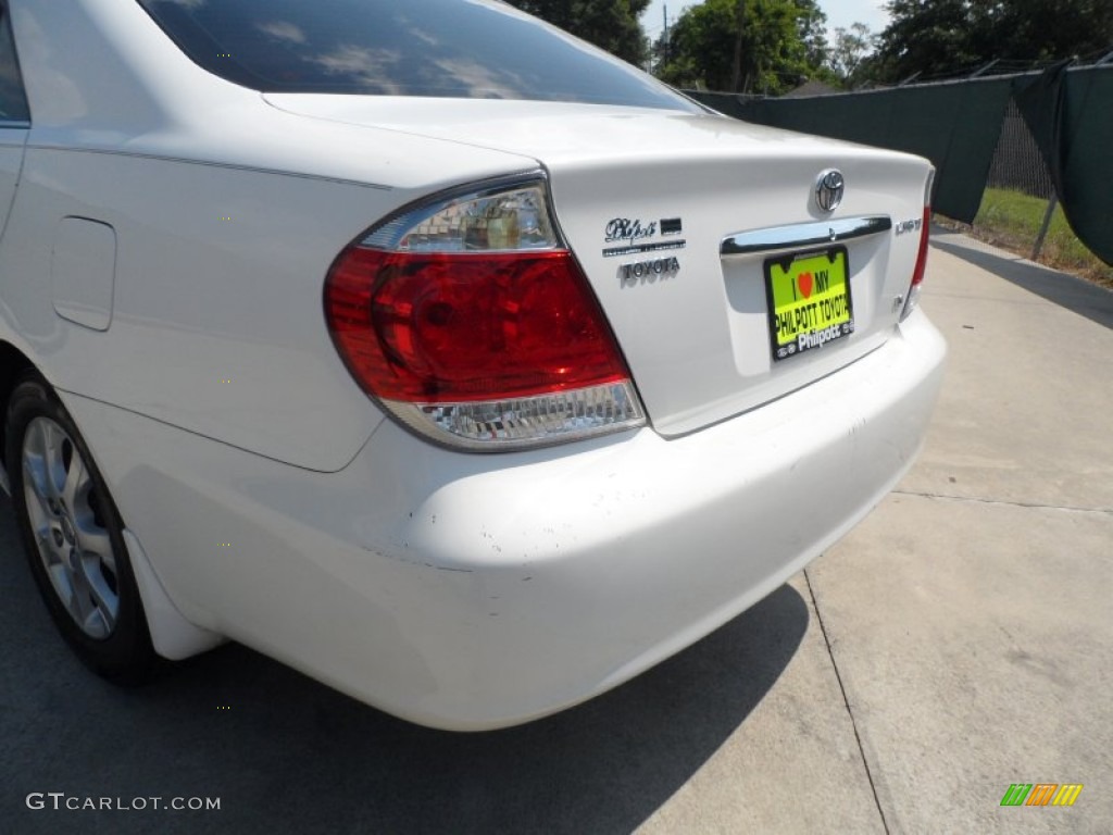 2005 Camry XLE V6 - Super White / Taupe photo #23