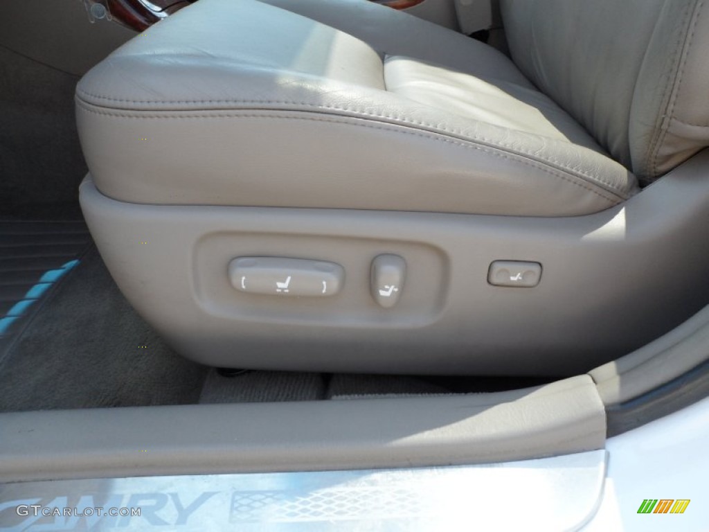 2005 Camry XLE V6 - Super White / Taupe photo #37