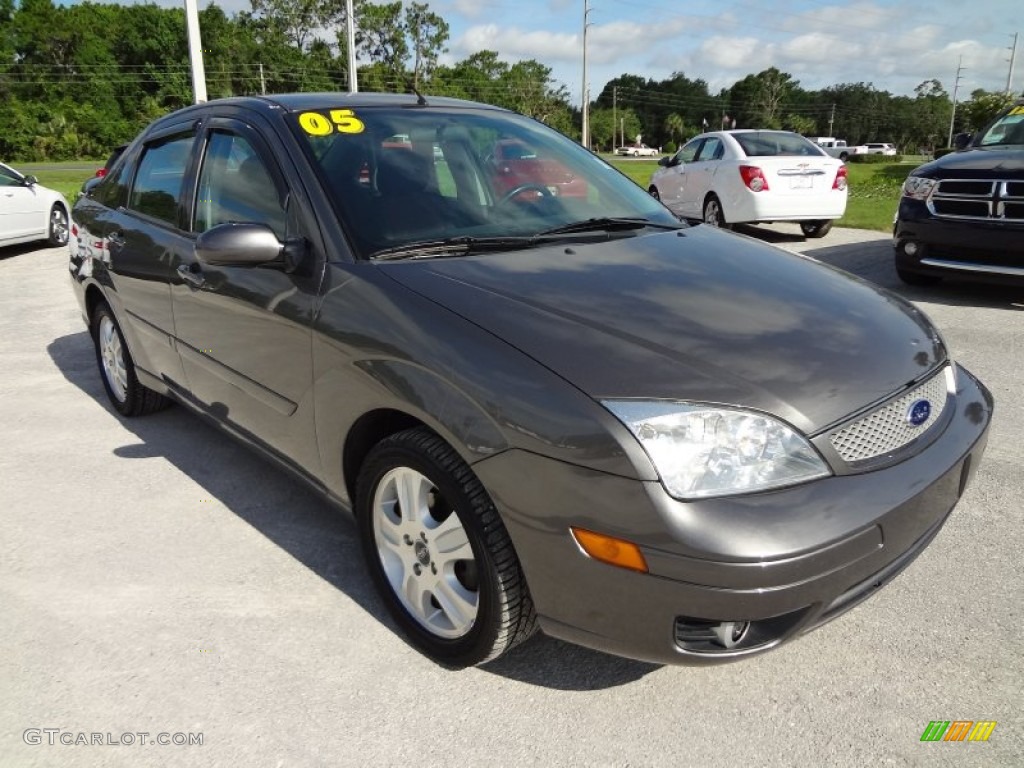 2005 Focus ZX4 ST Sedan - Liquid Grey Metallic / Charcoal/Red photo #11