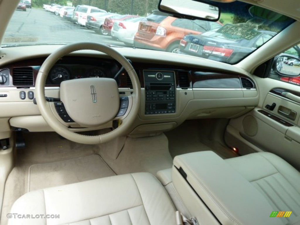 2007 Town Car Signature - Charcoal Beige Metallic / Light Camel photo #10