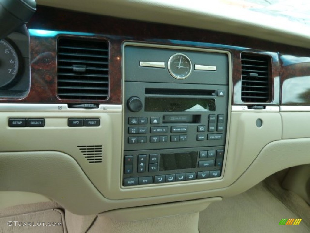 2007 Town Car Signature - Charcoal Beige Metallic / Light Camel photo #13