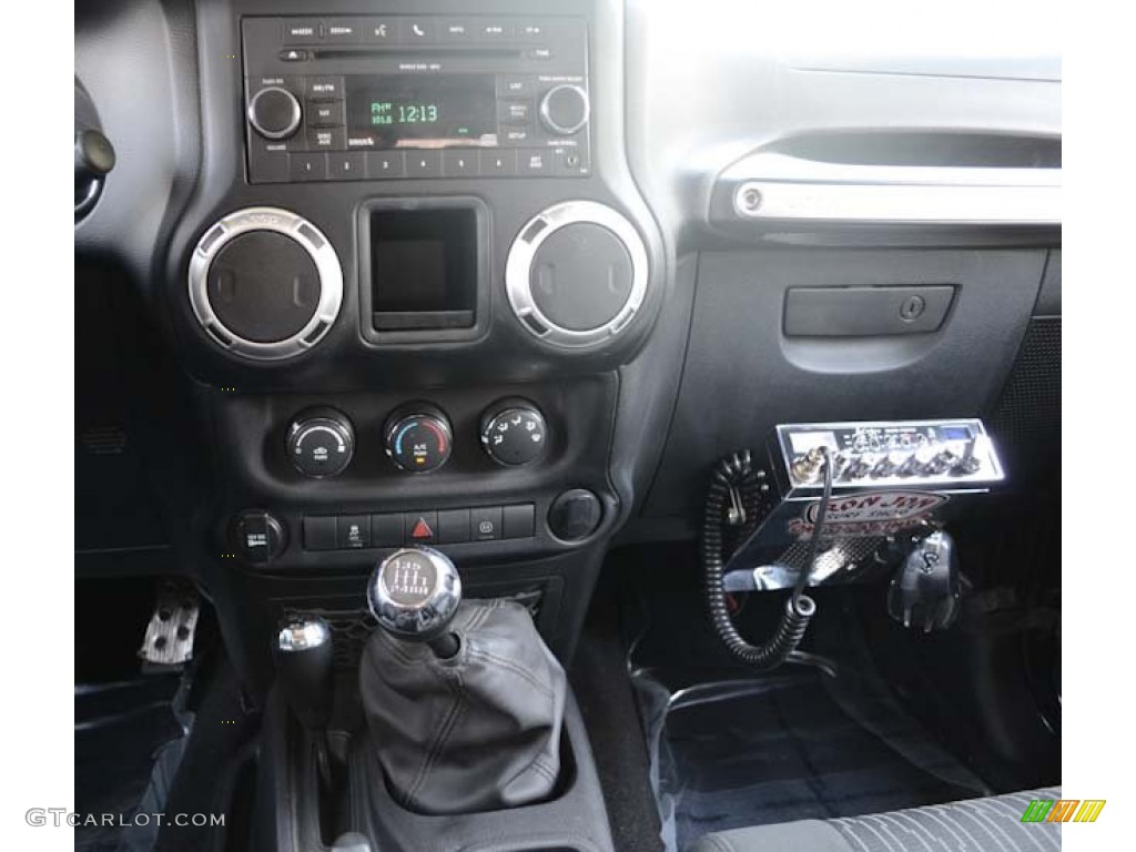 2011 Wrangler Rubicon 4x4 - Black / Black photo #30