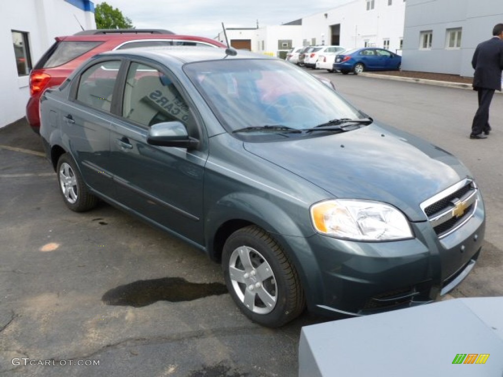 2010 Aveo LT Sedan - Wintergreen / Charcoal photo #1