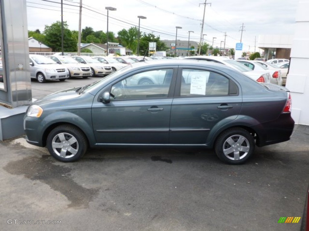 2010 Aveo LT Sedan - Wintergreen / Charcoal photo #4