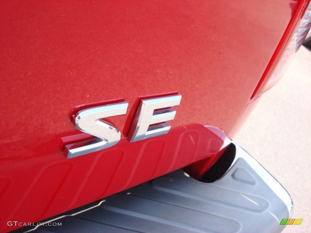 2008 Nissan Frontier SE Crew Cab Marks and Logos Photos