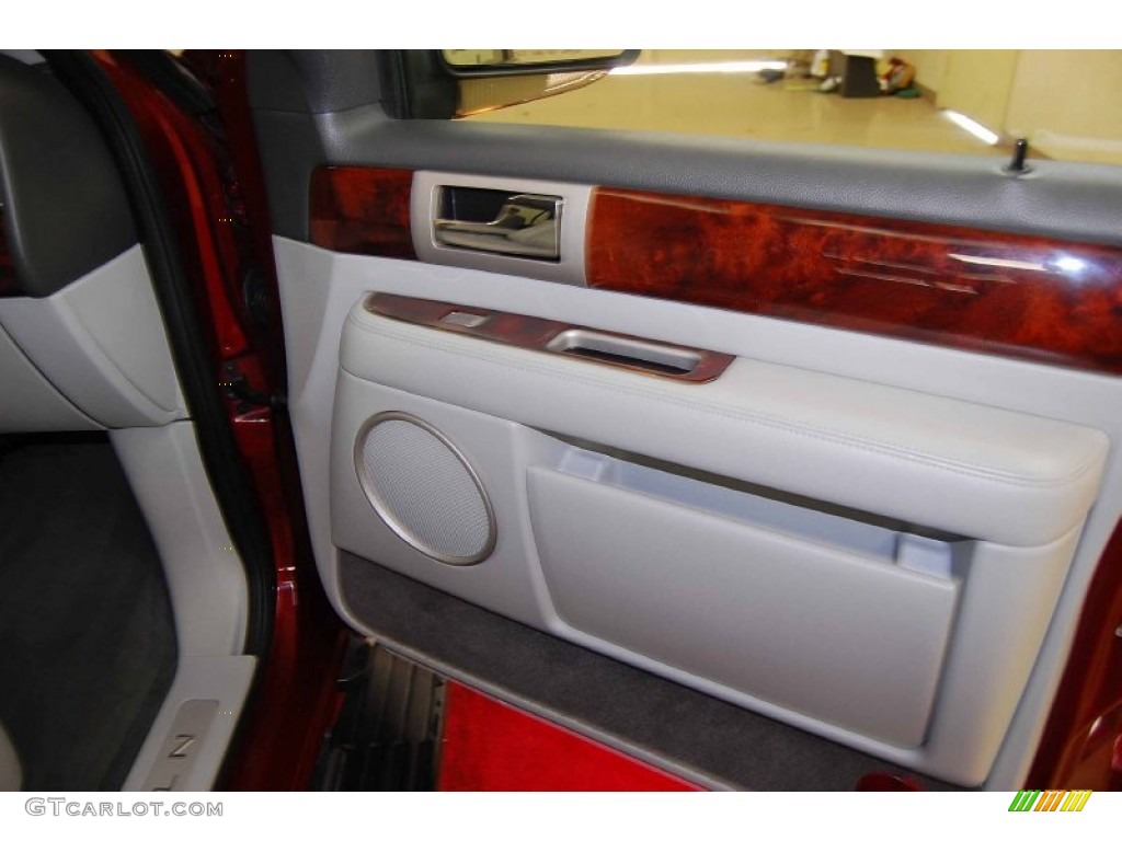 2004 Navigator Luxury - Merlot Red Metallic / Light Parchment photo #21