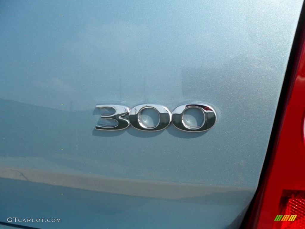 2009 Chrysler 300 LX Marks and Logos Photos