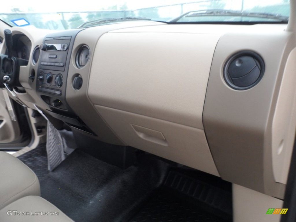 2006 F150 XL Regular Cab - Black / Medium Flint photo #21