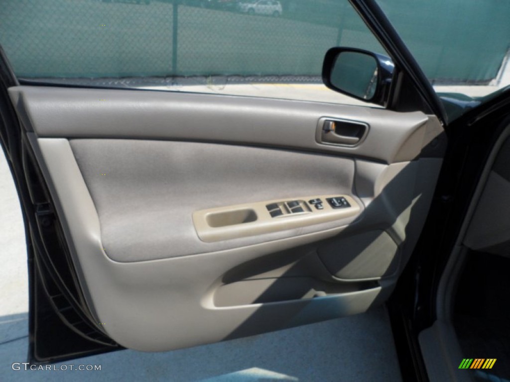 2003 Camry LE - Black / Taupe photo #30