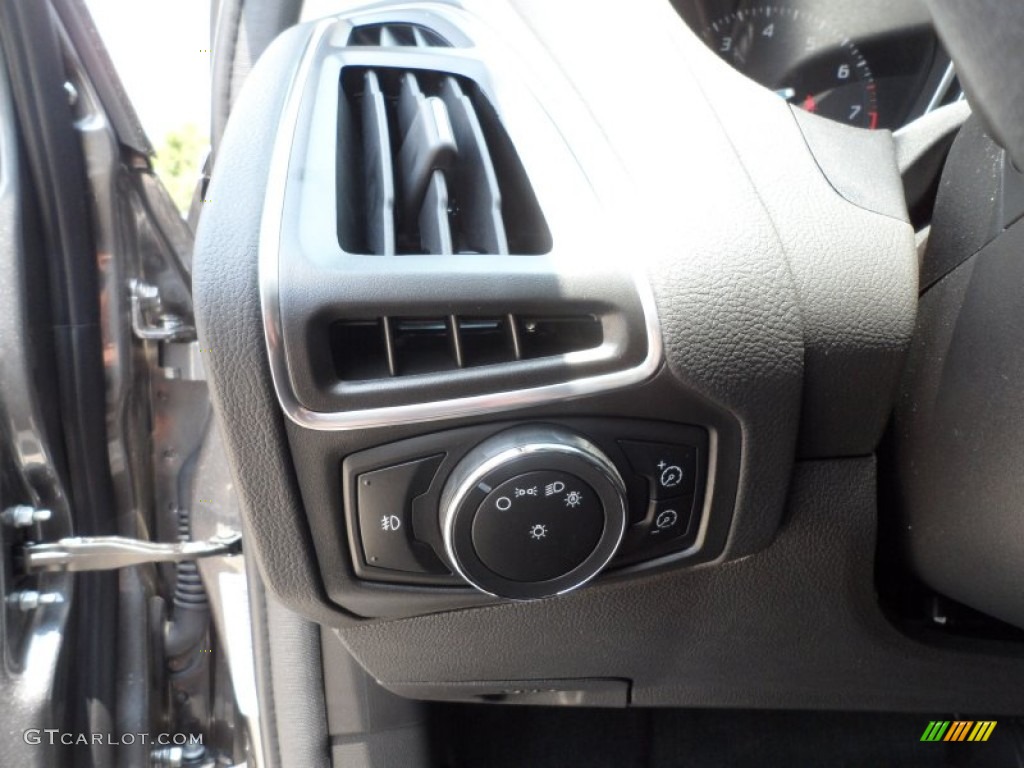 2012 Ford Focus Titanium 5-Door Controls Photo #66249098