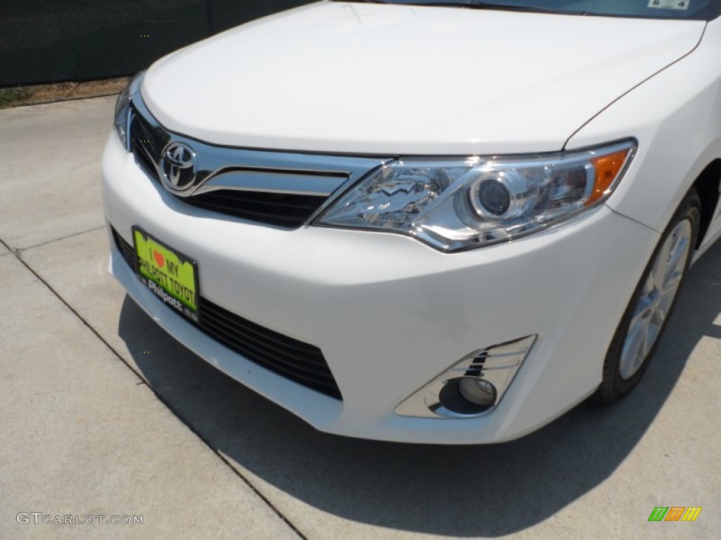 2012 Camry XLE - Super White / Ash photo #10