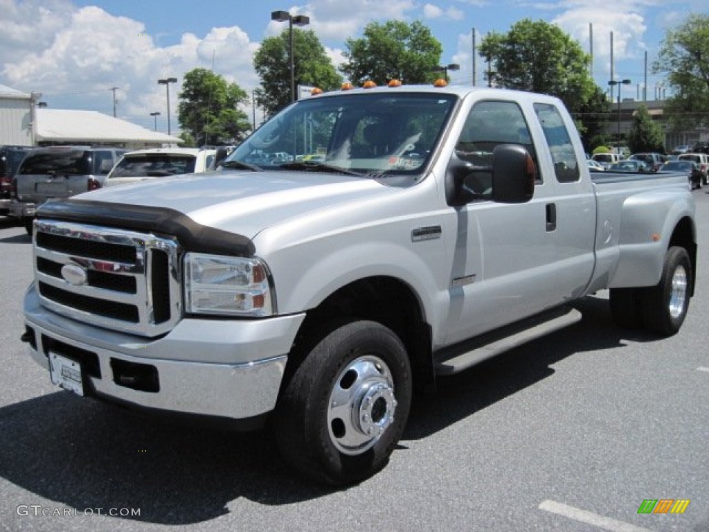 Silver Metallic 2005 Ford F350 Super Duty XLT SuperCab 4x4 Dually Exterior Photo #66287913