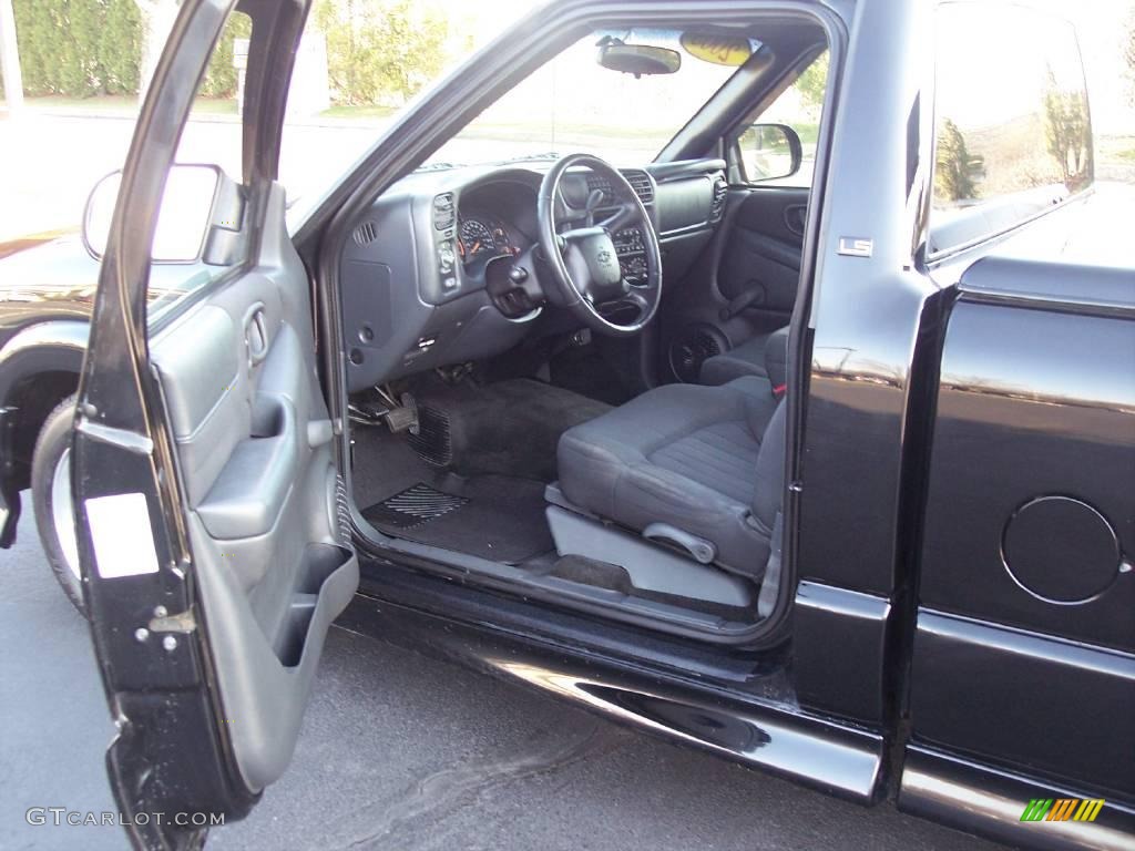 2003 S10 Xtreme Regular Cab - Black Onyx / Graphite photo #36
