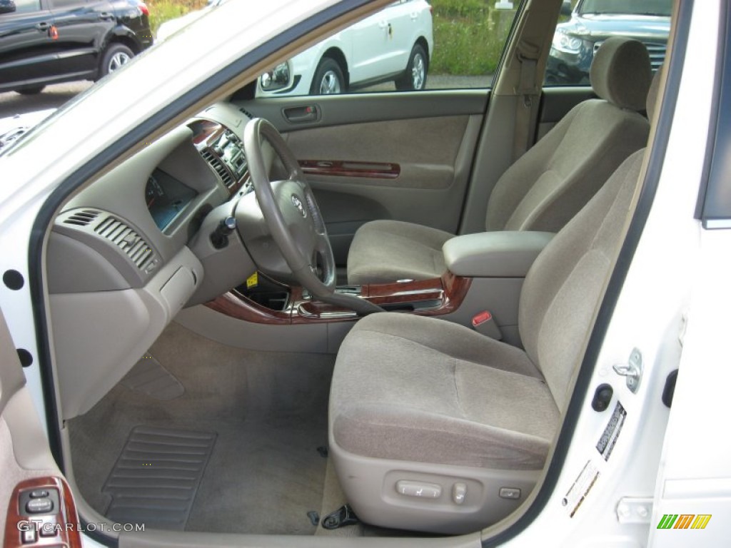 2004 Camry LE - Crystal White / Taupe photo #17