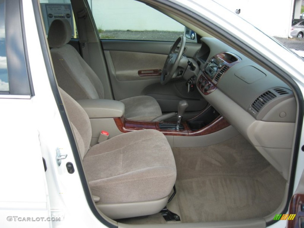 2004 Camry LE - Crystal White / Taupe photo #23