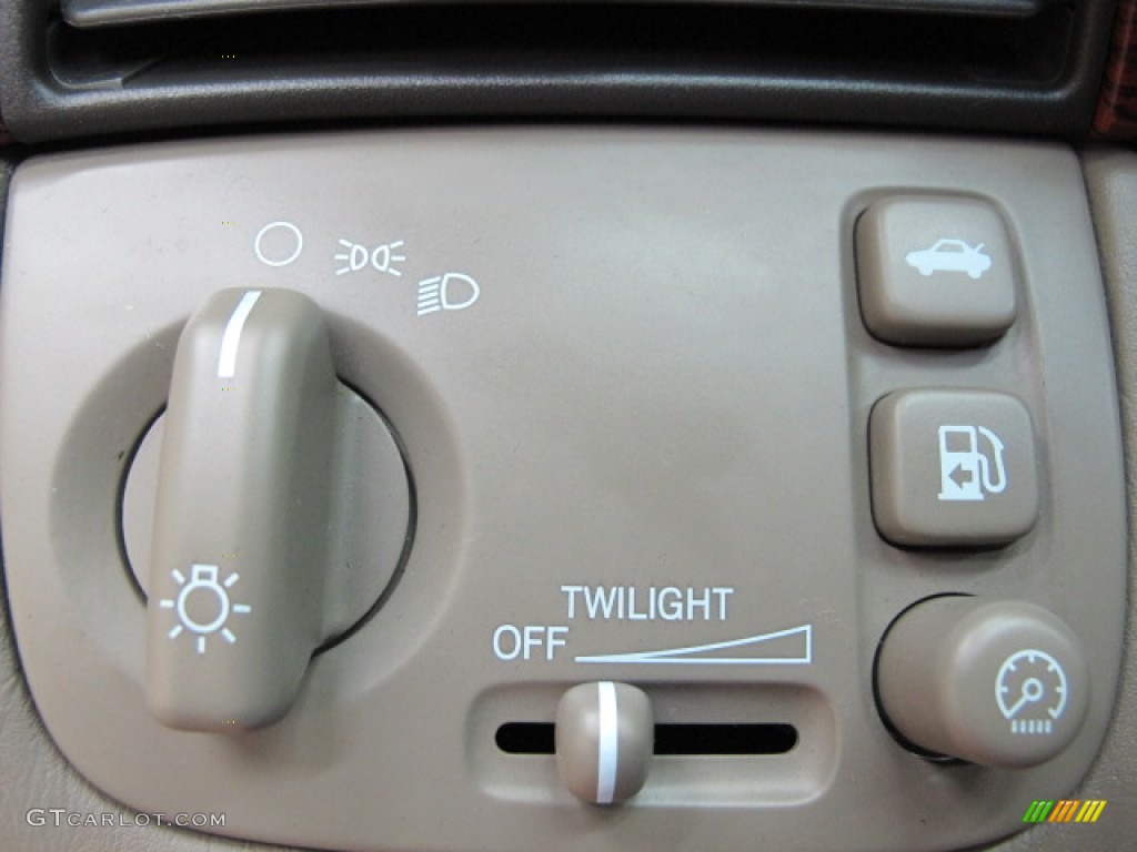 2005 Cadillac DeVille Sedan Controls Photo #66317544