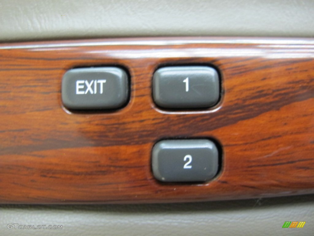 2005 Cadillac DeVille Sedan Controls Photo #66317553