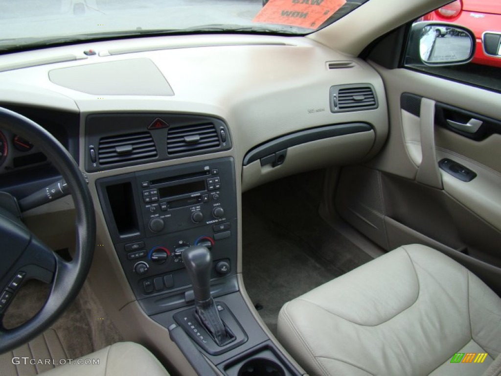 2002 V70 2.4 Wagon - Black / Taupe/Light Taupe photo #18