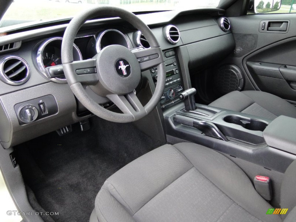 Dark Charcoal Interior 2005 Ford Mustang V6 Deluxe Coupe Photo #66335196