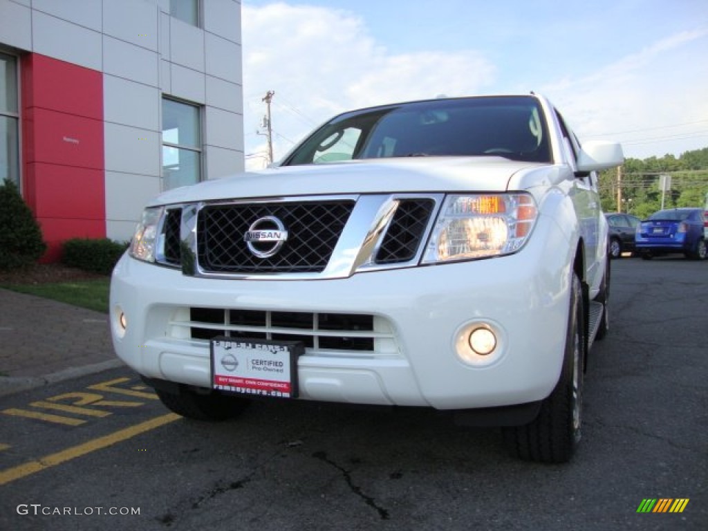 Avalanche White Nissan Pathfinder