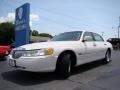 2000 Vibrant White Lincoln Town Car Executive  photo #29