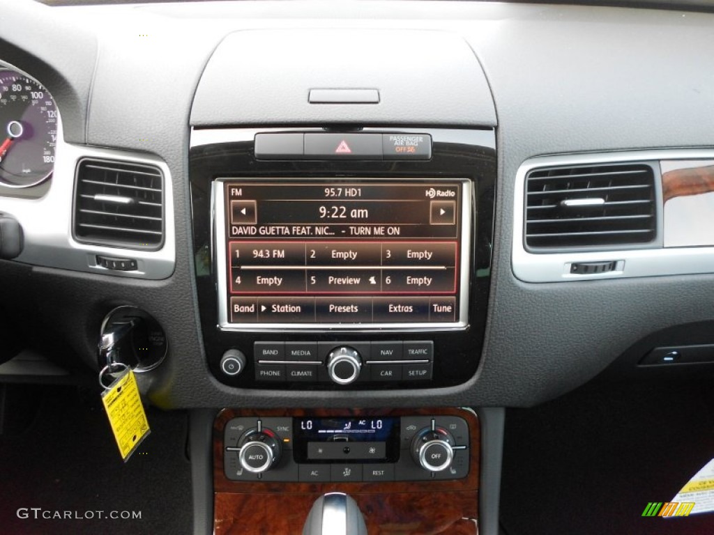 2012 Volkswagen Touareg TDI Lux 4XMotion Controls Photo #66372395