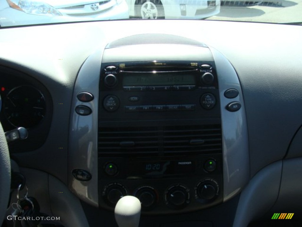 2010 Sienna LE - Super White / Stone photo #11