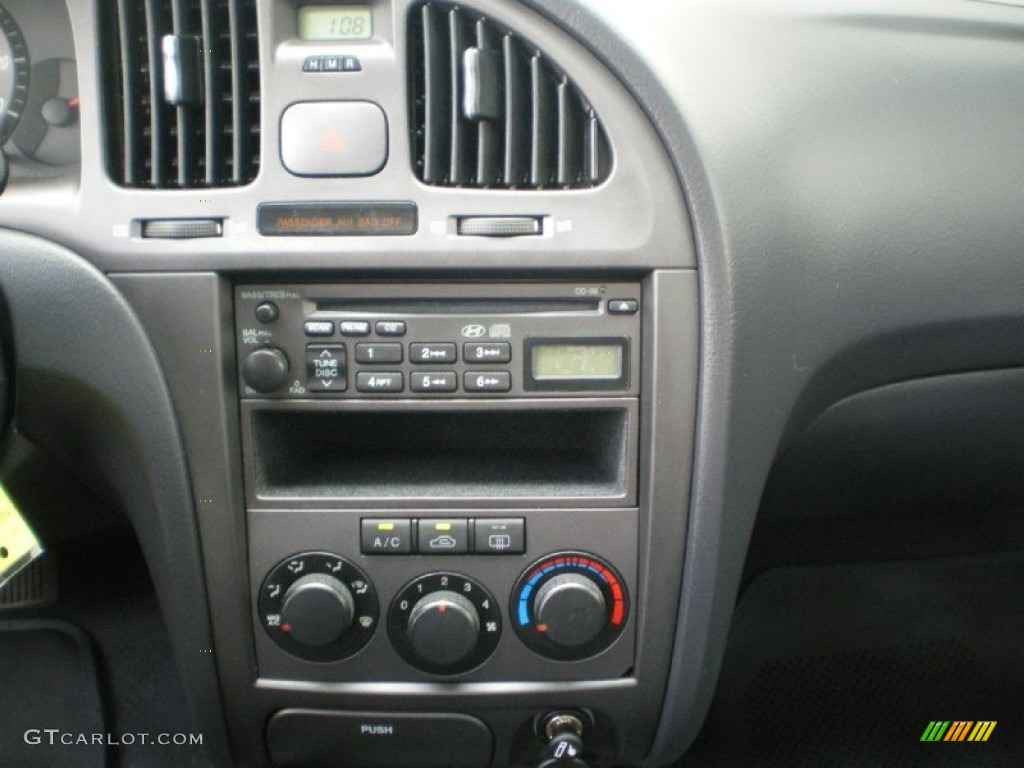 2004 Hyundai Elantra GLS Sedan Controls Photo #66385301