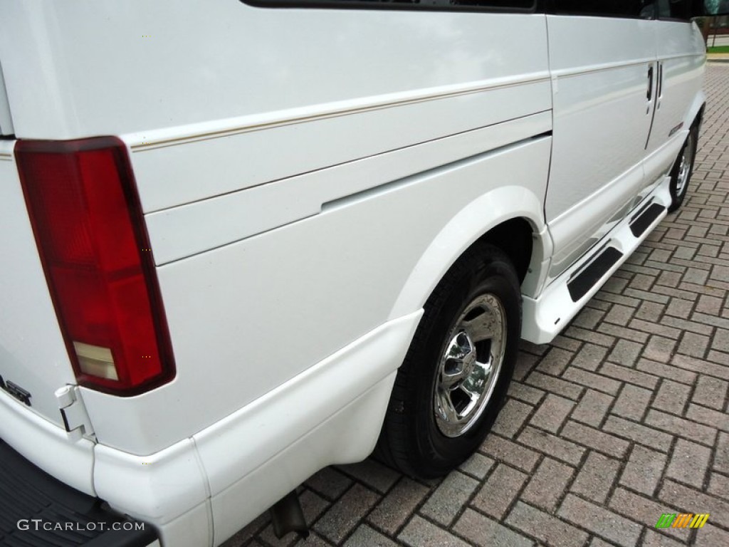 1999 Astro LS AWD Passenger Van - Ivory White / Neutral photo #17