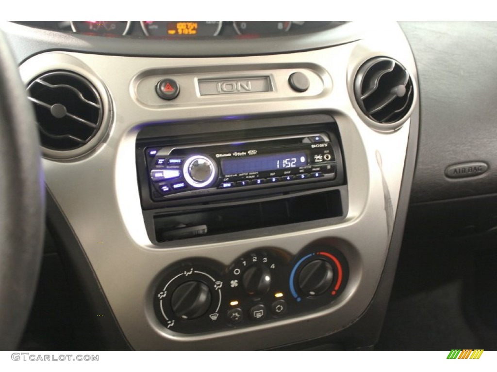 2005 Saturn ION 2 Quad Coupe Controls Photos
