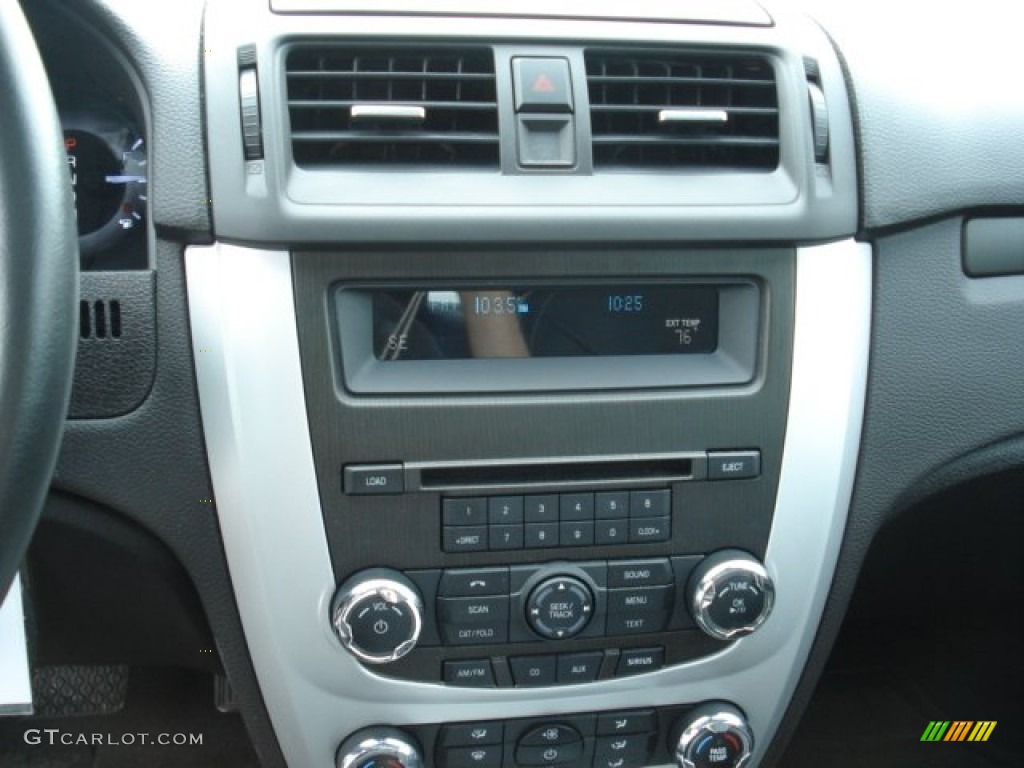 2011 Mercury Milan V6 Premier Controls Photos