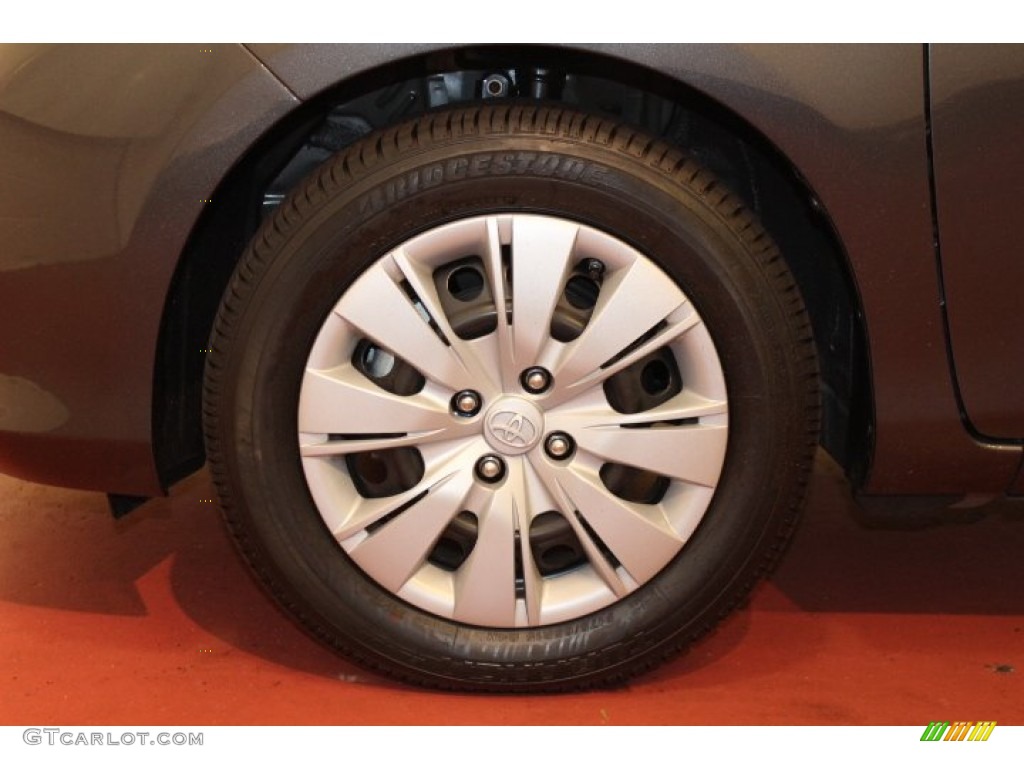 2012 Toyota Yaris LE 5 Door Wheel Photos