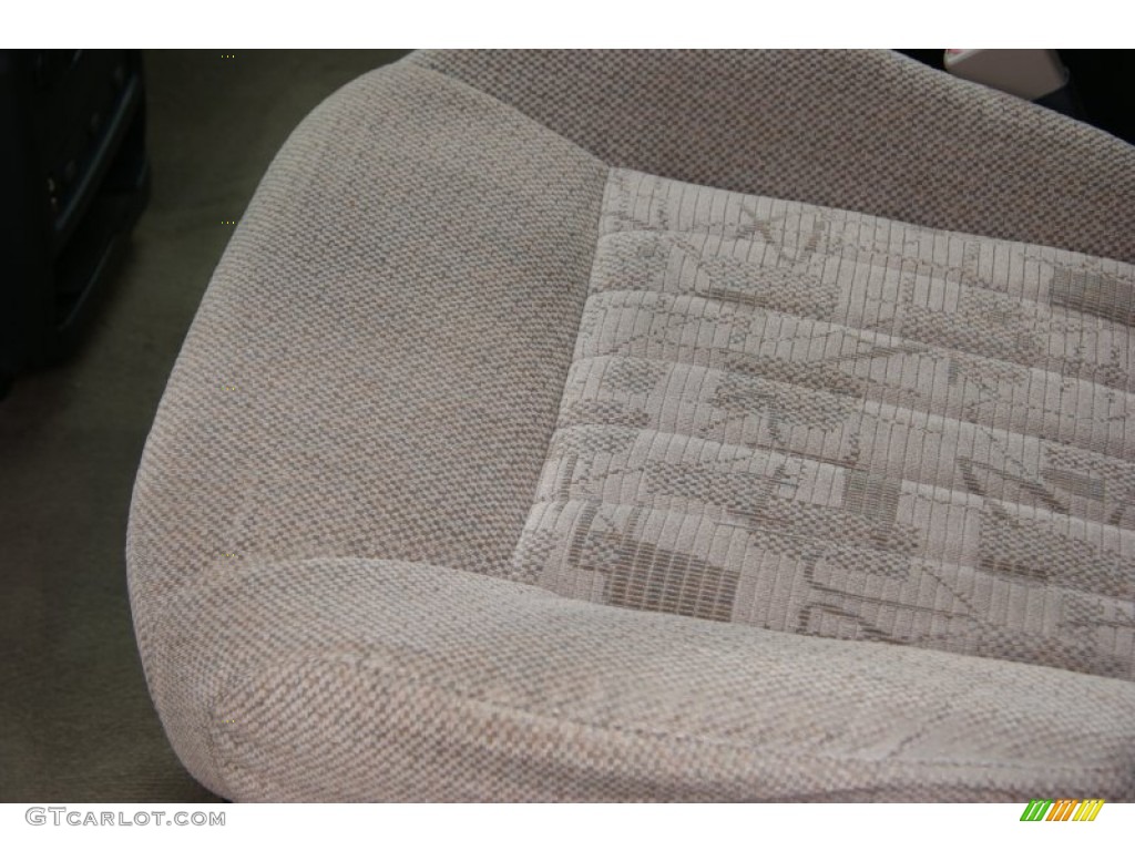 2003 Montana  - Light Taupe Metallic / Taupe photo #9