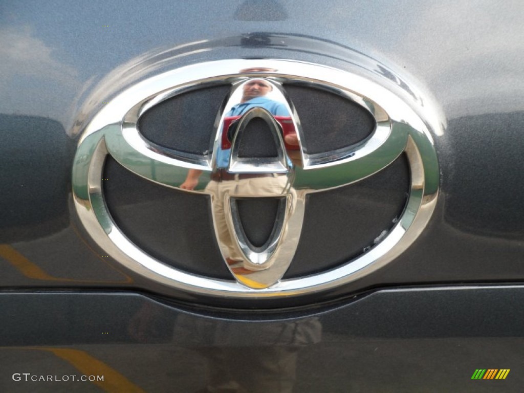 2010 Toyota Sienna LE Marks and Logos Photos